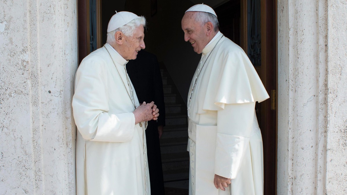 Papież Franciszek spotkał się w Watykanie z emerytowanym papieżem Benedyktem XVI. Podczas około 30-minutowej rozmowy, Franciszek życzył swojemu poprzednikowi udanego pobytu w papieskiej letniej rezydencji w Castel Gandolfo.