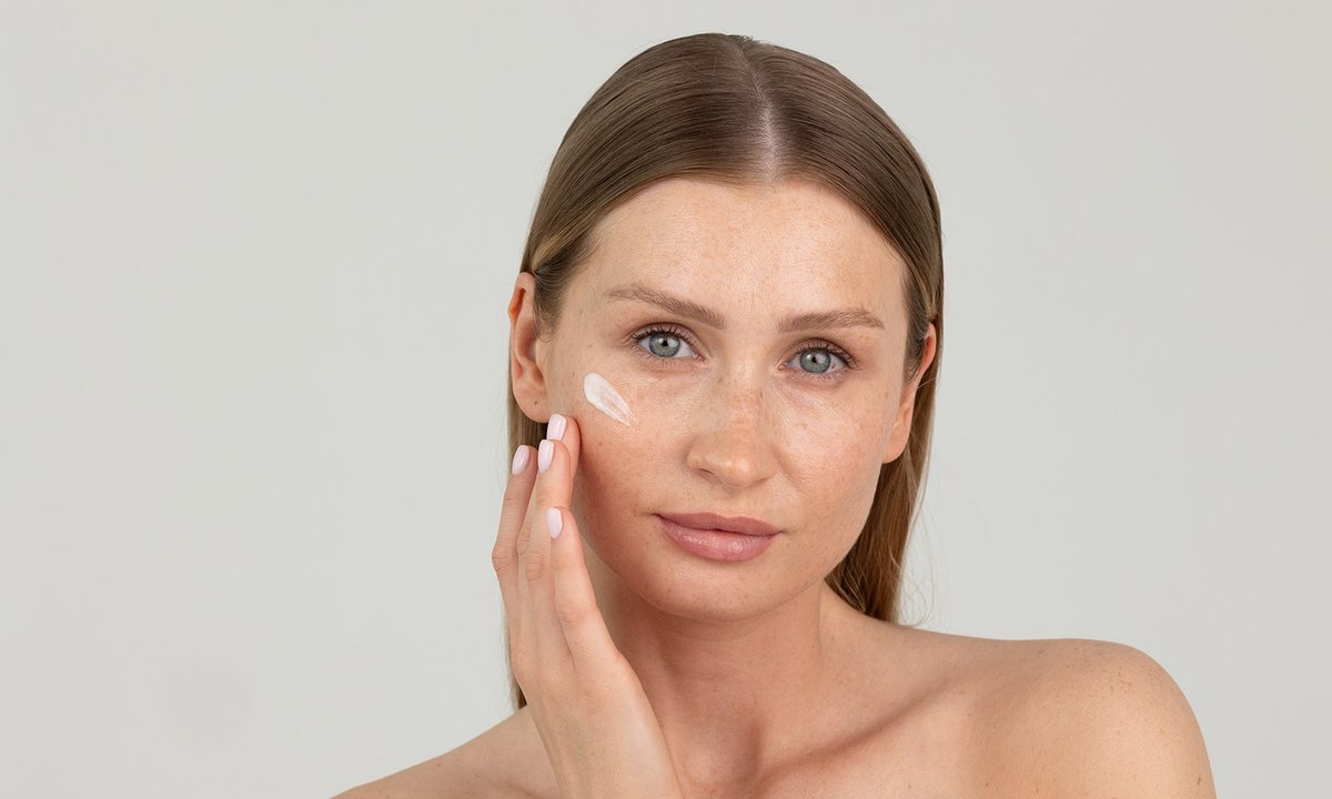 Pielęgnacja, która odmienia spojrzenie. Premiera linii EYECONIC od Veoli Botanica.