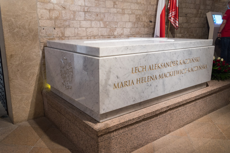 Sarkofag prezydenckiej pary Lecha i Marii Kaczyńskich na Wawelu