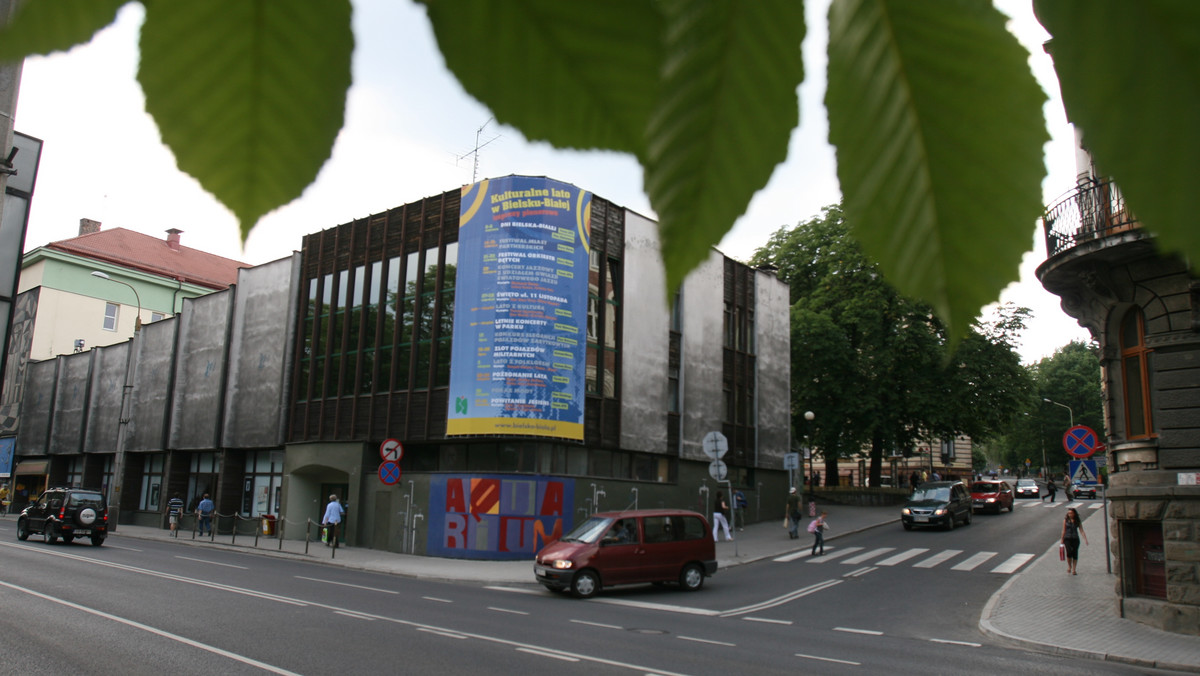 81 prac 52 artystów, które znajdują się w kolekcji sztuki współczesnej Galerii Bielskiej BWA, zobaczą mieszkańcy Zlina w Czechach. To drugi pokaz bielskich zbiorów poza Polską w ich historii – poinformowała dyrektor galerii Agata Smalcerz.