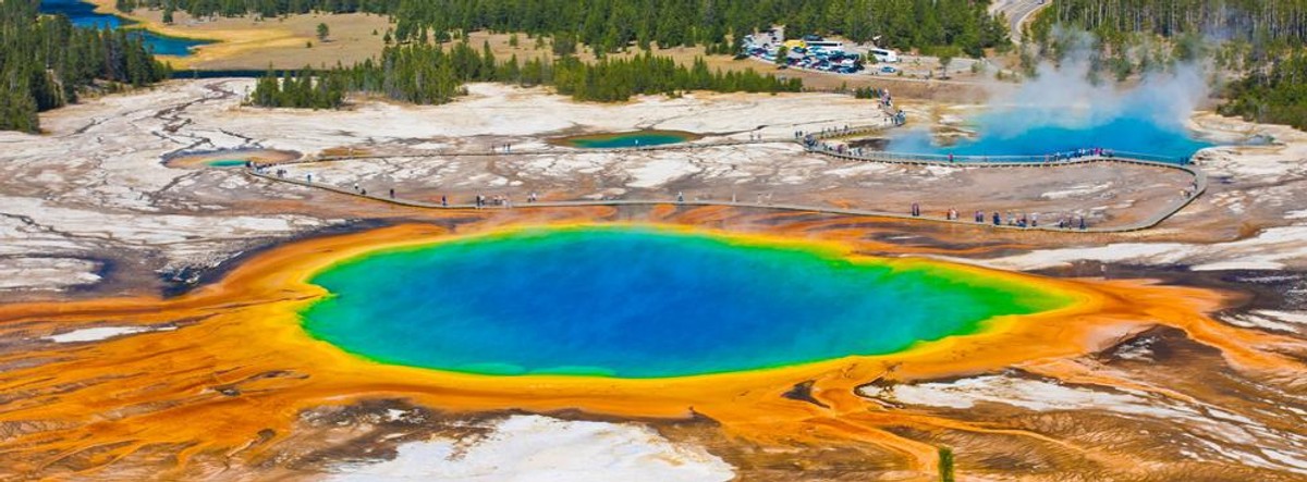 Park Narodowy Yellowstone w USA leży na terenie trzech Stanów: Wyoming, Montana oraz Idaho. Yellowstone jest najstarszym parkiem narodowym na świecie. Na terenie parku można podziwiać m.in.: gejzery, gorące źródła, wulkany błotne oraz wodospady. Atrakcje jakie zapewnia turystom park Yellowstone to przede wszystkim: wspinaczka, spływy kajakowe oraz wędkarstwo.