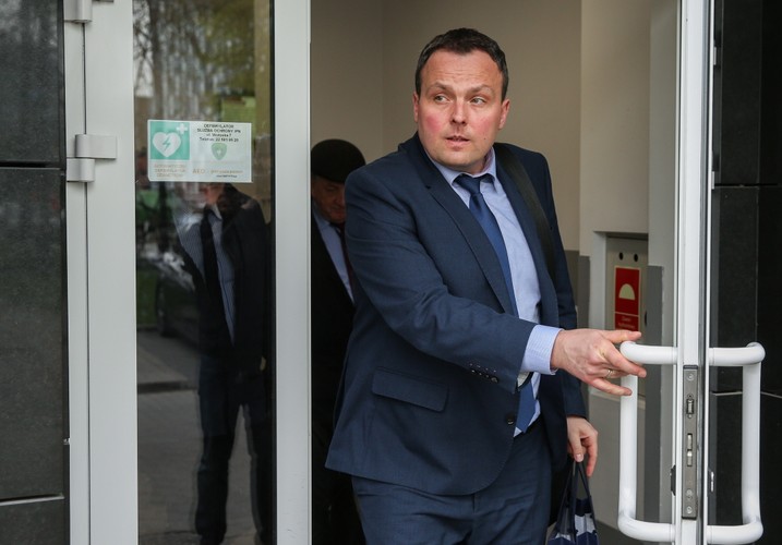 <strong>18. Piotr Pogonowski</strong>
<br></br>
były już szef Agencji Bezpieczeństwa Wewnętrznego
<br></br>
Właściwie to prof. dr hab. Piotr Pogonowski – komórka prasowa służby, na której czele stał, dbała o to, aby tytuły naukowe szefa nie umykały mediom. 
<br></br>
Ubiegły rok był dla niego trudny, bo sprawa Mariana Banasia uderzyła w szefa ABW i nie brakowało takich, którzy twierdzą, że do afery wokół byłego szefa KAS by nie doszło, gdyby Agencja lepiej sprawdzała, komu daje poświadczenie bezpieczeństwa z dostępem do największych państwowych tajemnic. Dzięki zamieszaniu medialnym wokół Pogonowskiego i spekulacjom o jego odejściu mogliśmy poznać szczegóły sukcesów ABW, które jak cień towarzyszyły informacjom o Marianie Banasiu i kolejnym dziwnym sprawom w jego otoczeniu. Nawet złapani szpiedzy, udaremnione zamachy bombowe i podejrzane typy wydalone z kraju nie potrafili zagłuszyć coraz głośniejszych pytań, czy ABW dała radę w sprawie szefa KAS. Minister koordynator służb Mariusz Kamiński chyba nie dał się przekonać , bo prof. dr hab. Piotr Pogonowski złożył w tym roku rezygnację i być może będzie się realizował w Trybunale Konstytucyjnym. 
<br></br>
BG