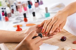 20 trendów, które musisz poznać, żeby mieć modny manicure tej wiosny
