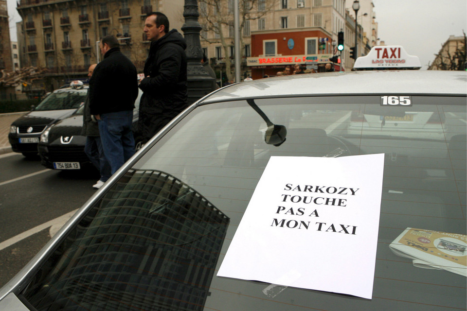 Francja-Tysiące taksówkarzy protestuje przeciwko reformom