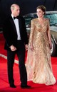 Ez az arany Jenny Packham-ruha teli találat volt! Katalin valósággal beragyogta a vörös szőnyeget a 007 Nincs idő meghalni című film londoni premierjén. 