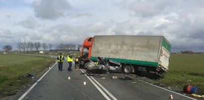 Śmierć na drodze. Alfę zmiażdżyła ciężarówka