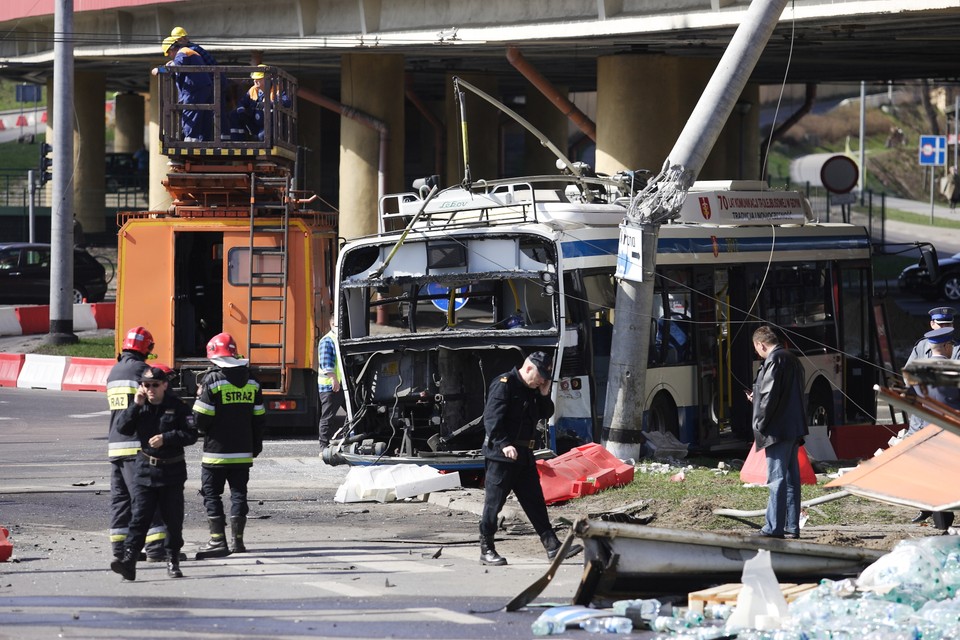 Zderzenie trolejbusa z ciężarówką, fot. PAP/Jan Dzban