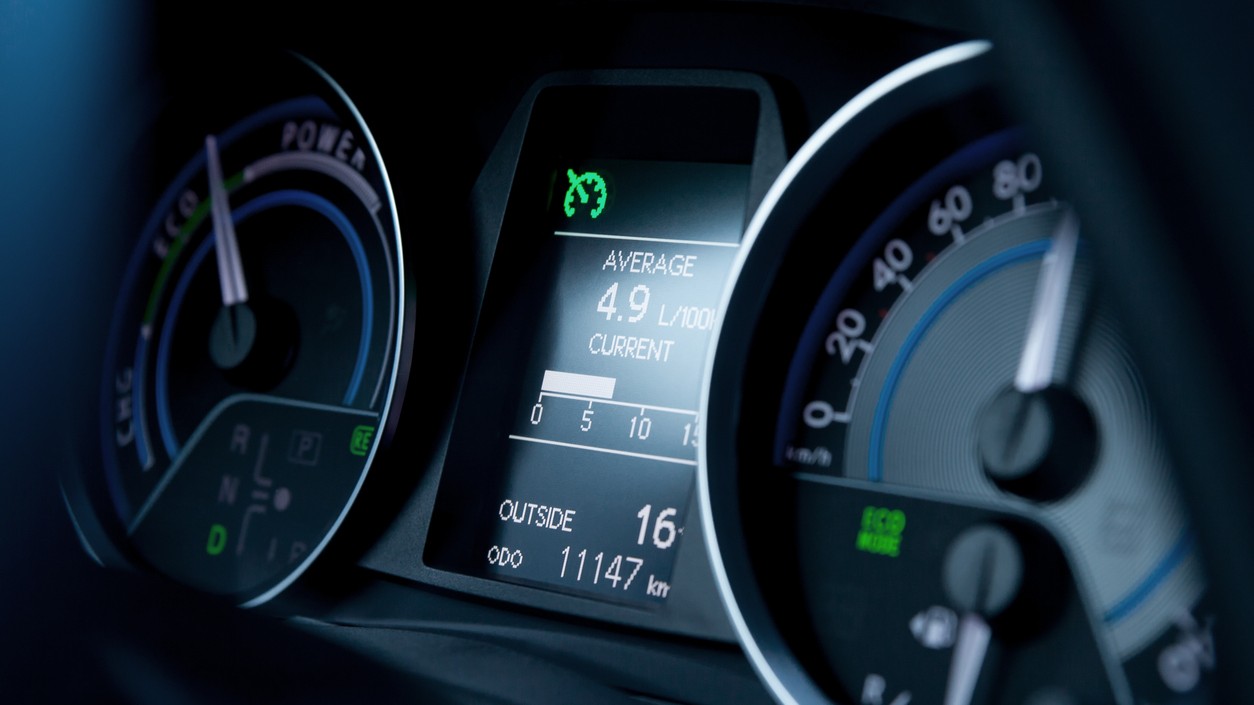 Digitálna palubná doska moderného auta zobrazuje aktuálnu spotrebu paliva v reálnom čase.