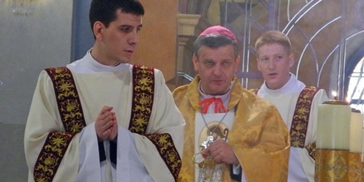 Syn Beaty Szydło asystuje do mszy