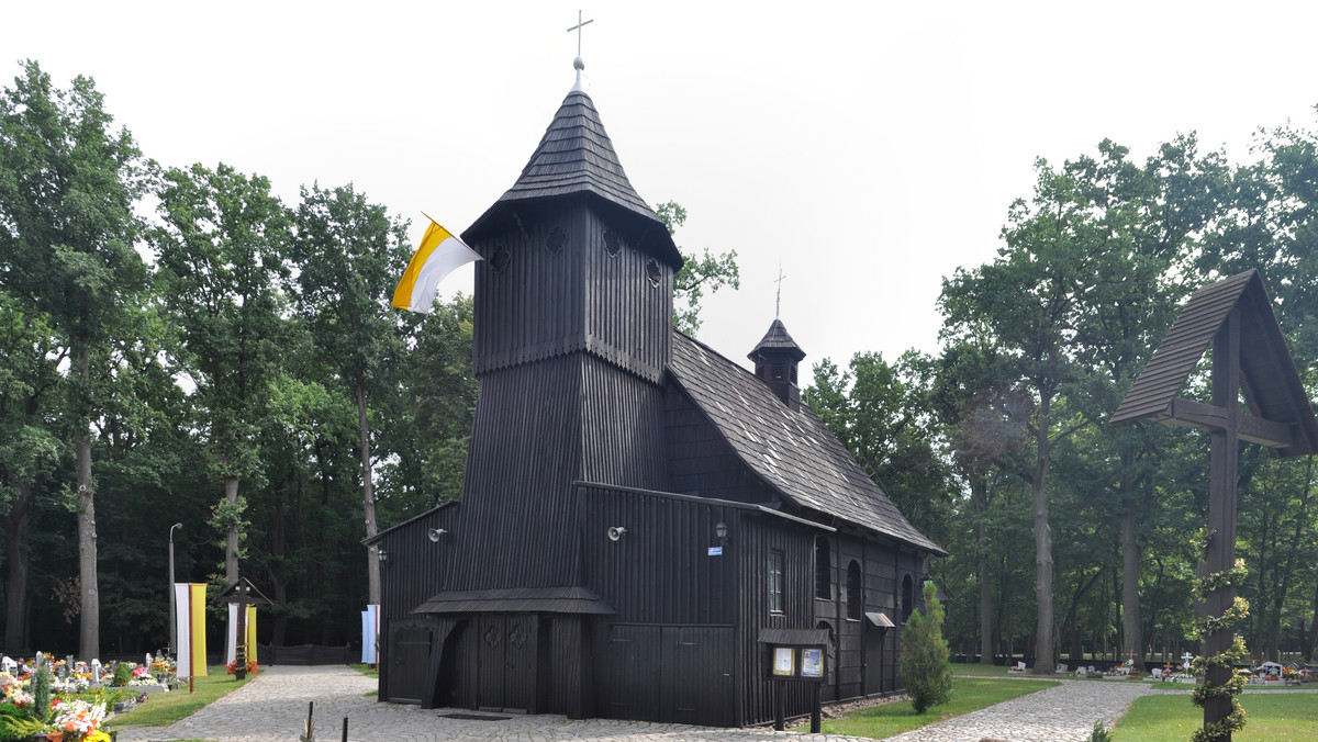 Wniosek o umieszczenie drewnianego kościoła pw. św. Anny w Oleśnie na prezydenckiej liście Pomników Historii złożył dziś proboszcz parafii oleskiej, ks. Walter Lenart. Uroczyste przekazanie dokumentacji odbyło się w gabinecie wicewojewody.