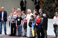 Papież Franciszek z dziećmi z Ukrainy