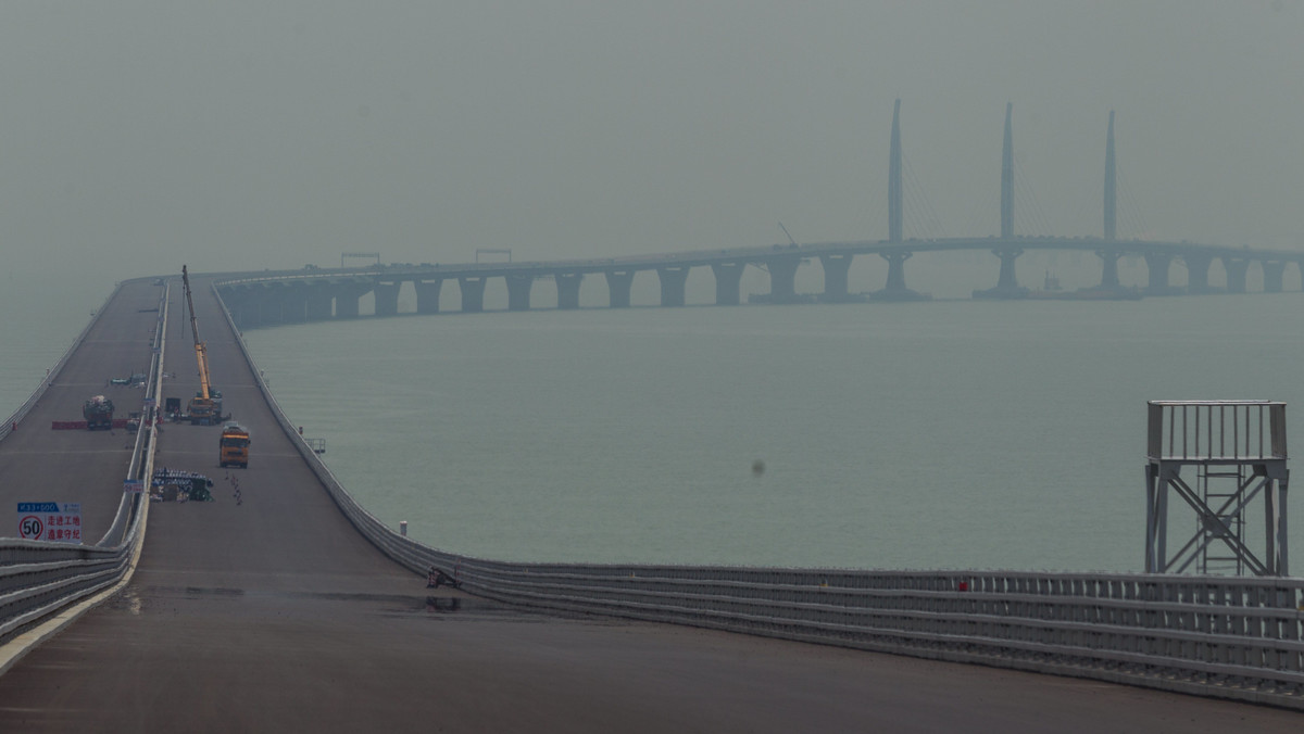 Mierzące w sumie 55 km połączenie autostradowe między Hongkongiem a Makau i Zhuhaiem na południu Chin to jeden z najśmielszych projektów tego typu na świecie. Budowa zostanie ukończona do końca roku - powiedział PAP w środę członek zarządu mostu Wei Dongqing.