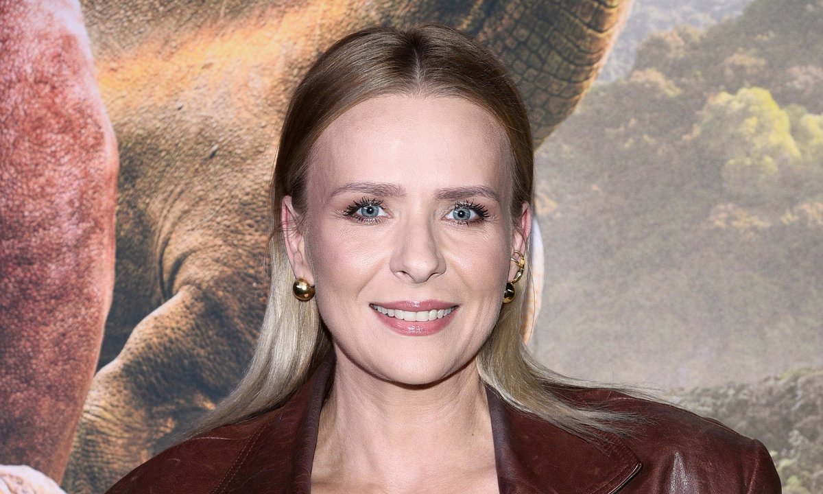 Aneta Zając w luźnych jeansach. Ten fason będzie królował jesienią