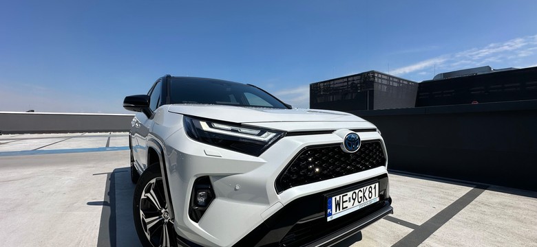 Ma silnik 2.5 i spala 3,7 l na 100 km. Toyota trzęsie rynkiem. Cena hitem