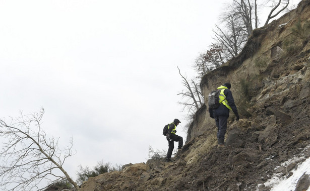 Osunął się fragment orłowskiego klifu. Strażacy sprawdzili, czy nie zostali przysypani ludzie