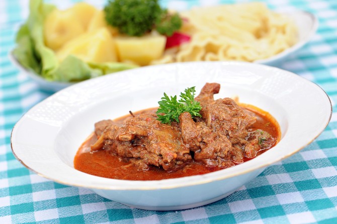 Gulaš sa prazilukom – tradicionalni specijalitet juga Srbije