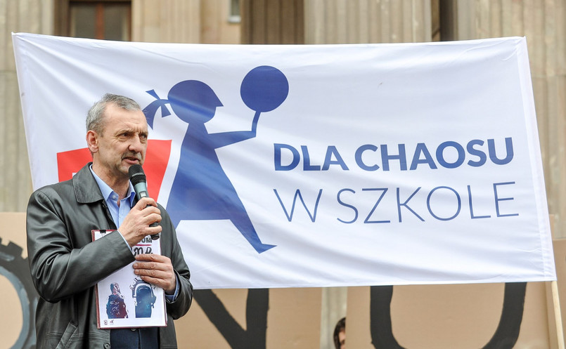 Broniarz na konferencji prasowej przed Sejmem wyraził nadzieję, że posłowie "z należytą troską i zaangażowaniem" odniosą się do wniosku o referendum, pod którym udało się zabrać "prawie milion podpisów"