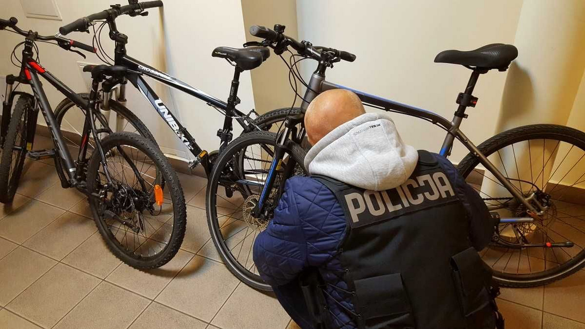 W ręce policji wpadło dwóch młodych mężczyzn, którzy od ponad dwóch miesięcy kradli rowery na terenie Bydgoszczy. Zatrzymany został również ich wspólnik, który sprzedawał później jednoślady. Jak dotąd odzyskano jednak tylko trzy z nich.