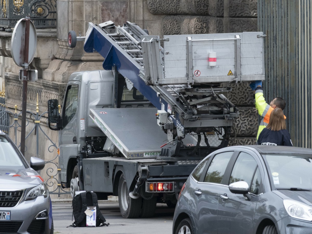 Złodzieje dostali się do Luwru na podnośniku