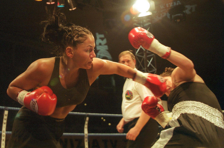 Agnieszka Rylik pokonała jednogłośnie na ringu w hali Milenium w Kołobrzegu Amerykankę Snodene Blakeney w obronie tytułu mistrzyni świata w boksie w wersji WIBF w wadze junior-półśredniej