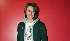 Był dziecięcym idolem lat 90. Teraz wystąpił na konwencji Konfederacji. Kojarzycie? [WIDEO]