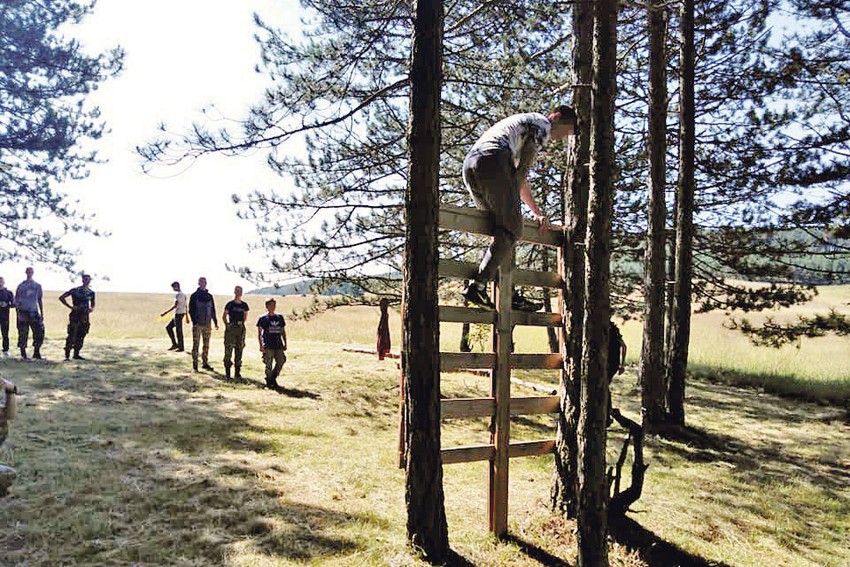 Obuka izuzetno podseća na vojnu, a takvu u Srbiji sme da drži samo Vojska Srbije