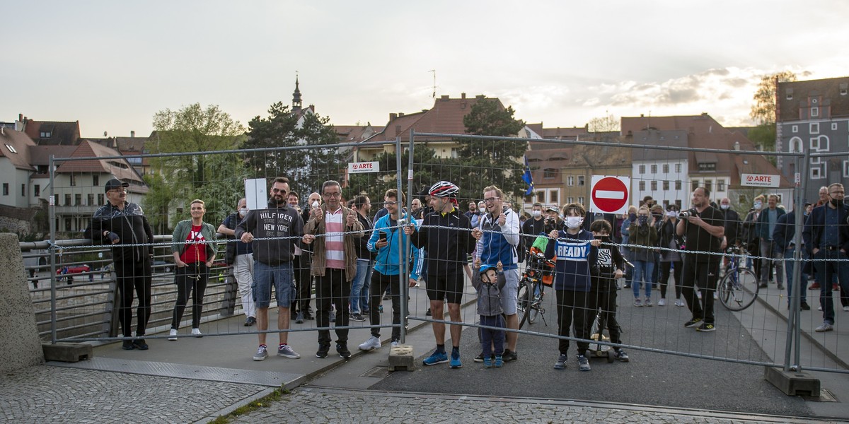 -  Jeśli dopuścimy do reaktywacji wirusa na terenach przygranicznych zaprzepaścimy to co udało się dotychczas osiągnąć - wskazał szef rządu. 