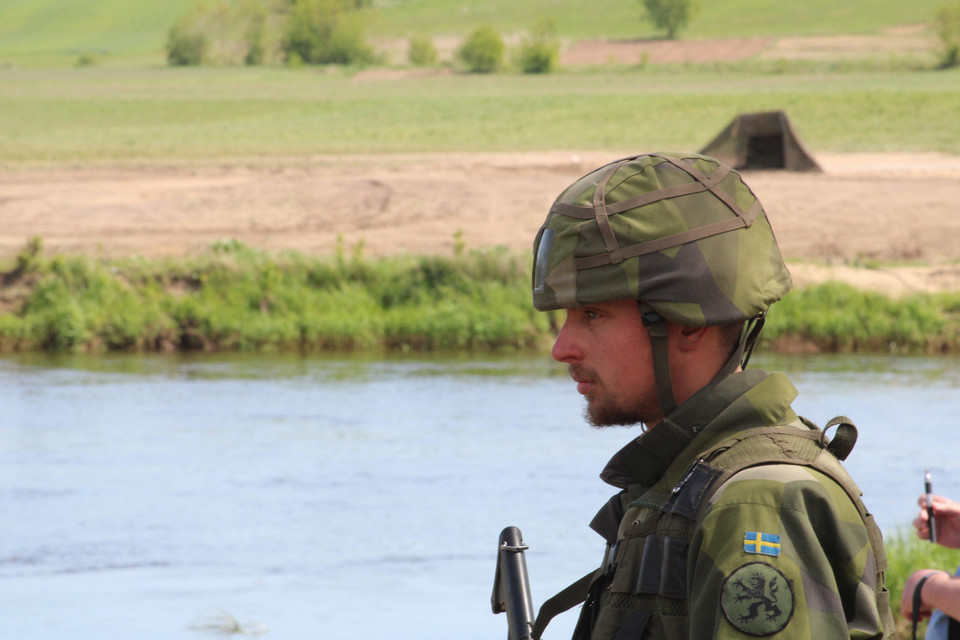 W wojsku szwedzkim głównym zadaniem szeregowego Andersa Ferenza jest budowa mostów i promów 