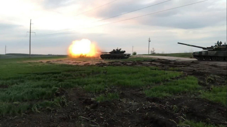 Przejęte przez Kijów czołgi T-80, walczące na polach Ukrainy