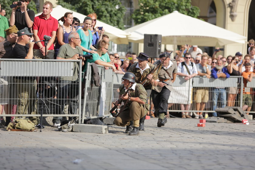 Rekonstruktorzy przebrani za Powstańców