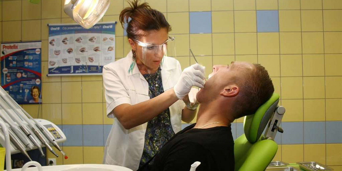 Piłkarze przymusowo u dentysty 