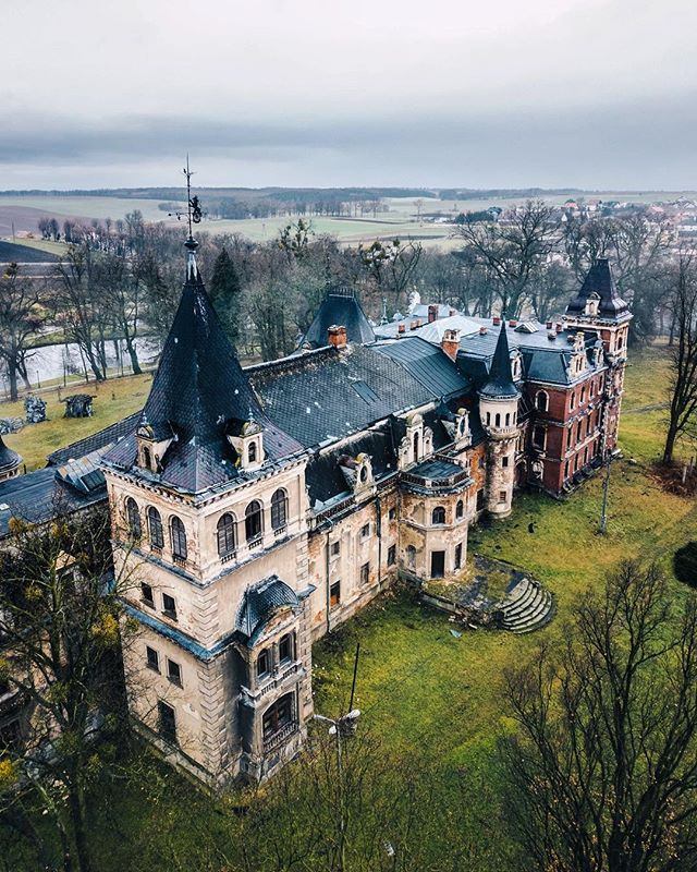 Opuszczony pałac w polskiej wsi Krowiarki