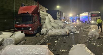 Zderzenie ciężarówek w Mykanowie. Wełna i tłuszcz na  autostradzie