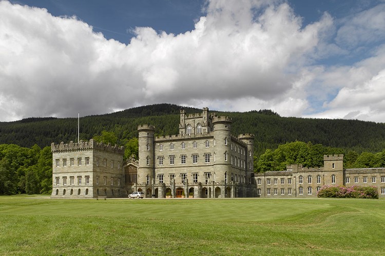 Podobny mechanizm – najmu zwrotnego - działa w wielu ofertach inwestycyjnych na rynku nieruchomości. Chodzi z grubsza o to, że firma prowadząca biznes z wykorzystaniem nieruchomości sprzedaje ją inwestorom i za jej wykorzystanie do dalszego prowadzenia biznesu wypłaca inwestorom wynagrodzenie. Czemu firmy skłonne są dzielić się zyskami? Po prostu pieniądze ze sprzedaży nieruchomości – przeważnie ważnego składnika majątku firmy – przeznaczane są na dalszą ekspansję rynkową. W takim modelu dostępne są pokoje w przerobionym na hotel szkockim zamku Taymouth. <br>

 Nieruchomości dostępne są tam w cenach od około 2,2 mln zł (390 tys. GBP). Co ciekawe nie trzeba w tym wypadku stawać się właścicielem całego lokalu, bo istnieje możliwość nabycia udziału (1/13)– wtedy wystarczy około 170 tys. zł. W tym wypadku do nabycia jest prawdziwie unikatowa nieruchomość. Atutem nieruchomości są: atrakcyjne położenie, pole golfowe, spa oraz architektura i wyposażenie XVI-w szkockiego zamku. Zgodnie z informacjami publikowanymi w ofercie przez 2 lata inwestor czerpie przychody z czynszów w wysokości 7% wartości nieruchomości, a potem ma udział w zyskach generowanych przez hotel na poziomie 50% - oczywiście zyski te mają być dzielone proporcjonalnie pomiędzy wszystkich inwestorów. <br>

Piękne okoliczności przyrody nie powinny jednak usypiać czujności. Pomoc prawna przy analizowaniu umowy oraz świadomość ryzyka prowadzenia działalności hotelowej czy ryzyka kursowego, to niezbędne minimum. <br>
Na zdj. Taymouth Castle, Szkocja, źródło Barrasford and Bird