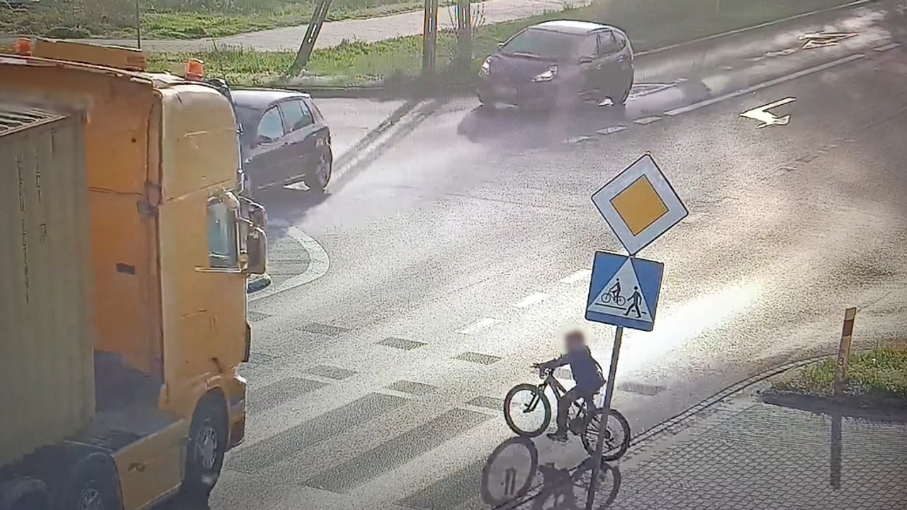 Dramat na pasach w Wyszkowie. Ciężarówka potrąciła 8-latka jadącego na rowerze