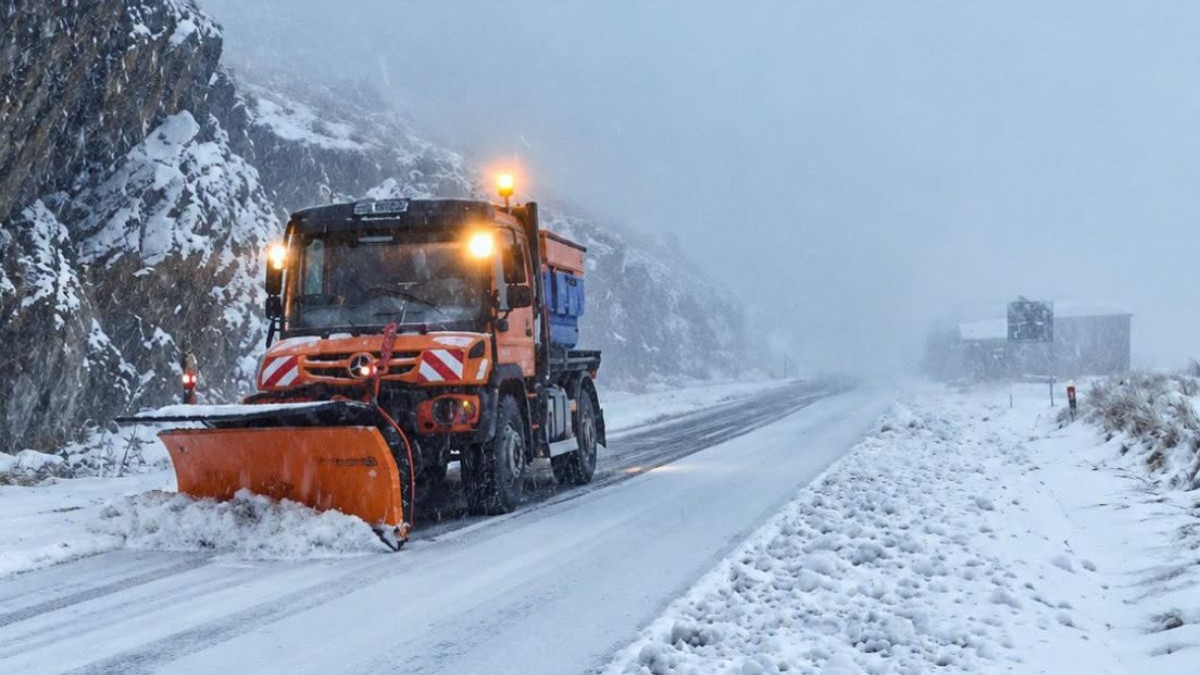 Iarnă în toată regula pe Transfăgărășan: drumarii intervin cu utilaje de deszăpezire după ninsori abundente. Avertismentul DRDP Brașov