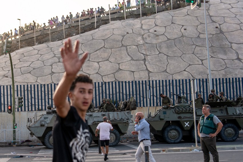 Migranti pokušavaju da pređu iz Maroka u špansku enklavu Seutu, Španija digla vojsku