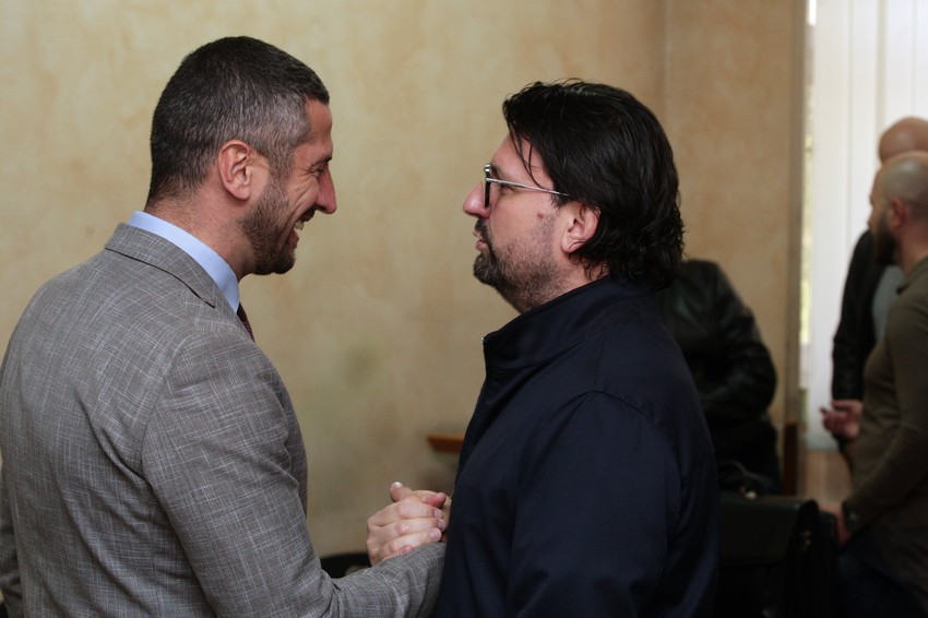 Duško Šarić i njegov branilac 