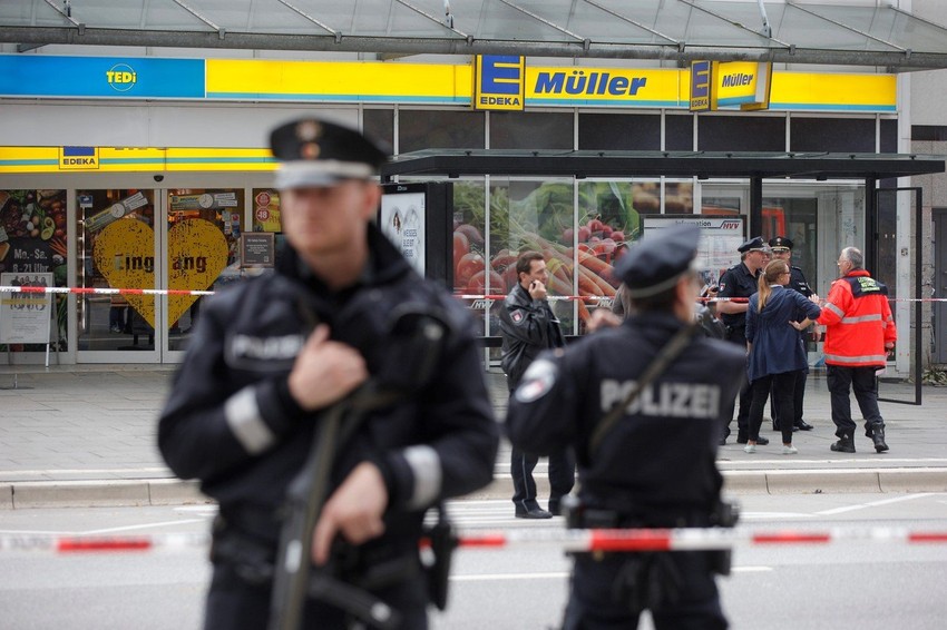 Policija ispred supermarketa nakon napada nožem 28. jula