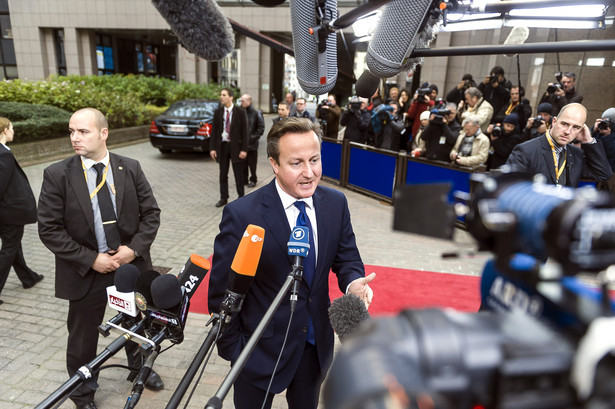 Premier Wielkiej Brytanii David Cameron udziela wywiadu mediom przed siedzibą Rady Europejskiej w Brukseli
