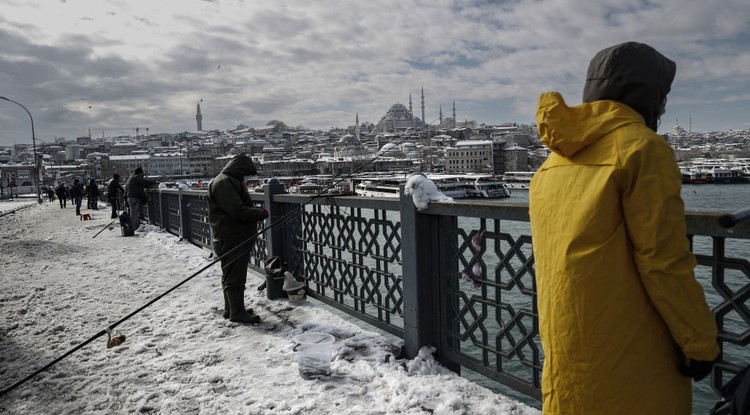 Horgászok a hófedte Boszporusz parton január 25-én Isztambul Eminönü kerületében