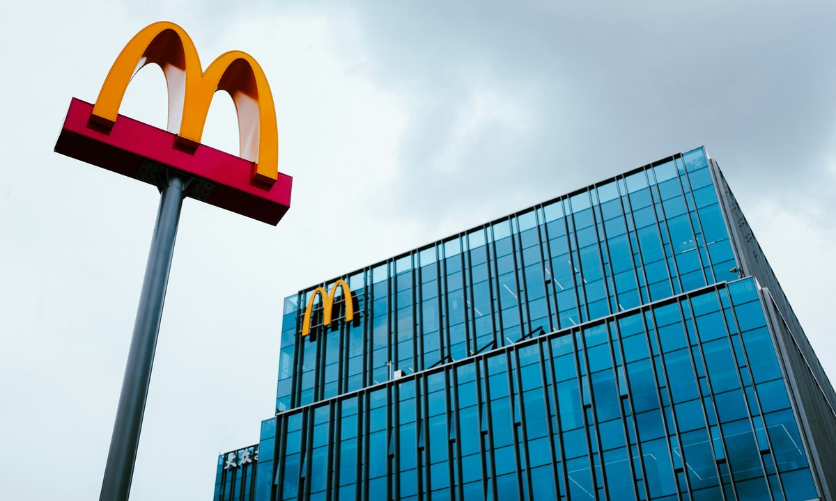 McDonald's zmieni kolor logo w jednym z punktów. Powodem są kibice