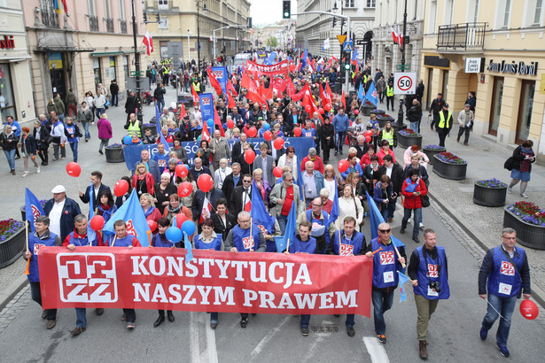 Pochód pierwszomajowy przeszedł przez Warszawę. "Dobra zmiana nie dociera do zakładów pracy"