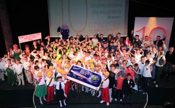 Fioletowy ludzik uczy dzieci bezpieczeństwa