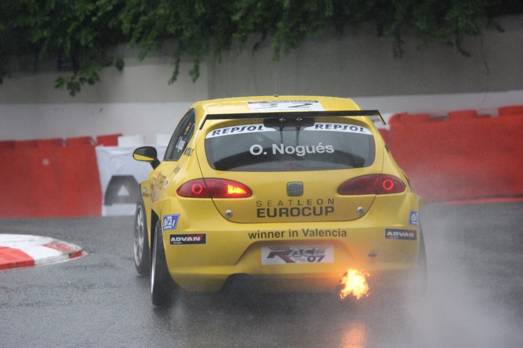 Przed drugim biegiem ulewa zmyła tor