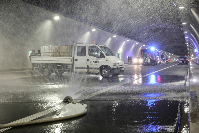 Ćwiczenia w tunelu drogi S7 na Zakopiance