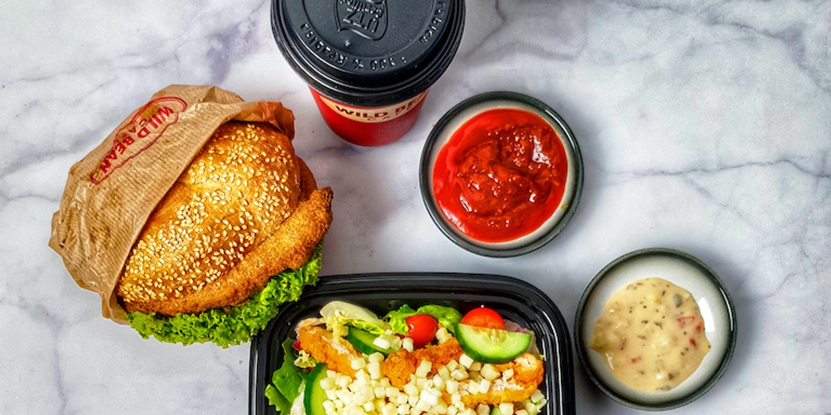 Firmy bp i Uber Eats jednoczą siły na polskim rynku, aby dostarczać kawę, jedzenie i inne produkty sklepowe ze stacji bp.