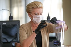 Agata Kornhauser-Duda montuje przyłbice i prowadzi lekcje online. Zobacz ZDJĘCIA