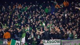 Dantejskie sceny po derbach Glasgow. Setki kibiców Rangers i Celticu wbiegło na murawę