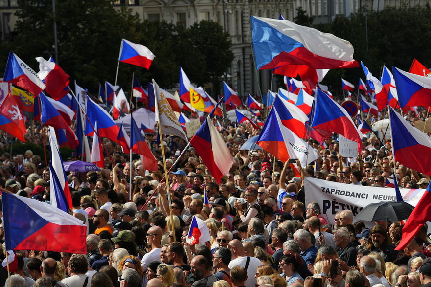 Demonstranci domagali się dymisji rządu Petra Fiali, wstrzymania pomocy wojskowej dla Ukrainy i zniesienia sankcji na dostawy gazu i ropy z Rosji, Praga, plac Wacława, 3 września 2022 r.